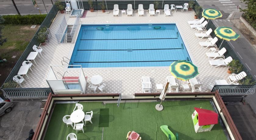 Hotel Oceanic Лидо ди Йезоло Екстериор снимка